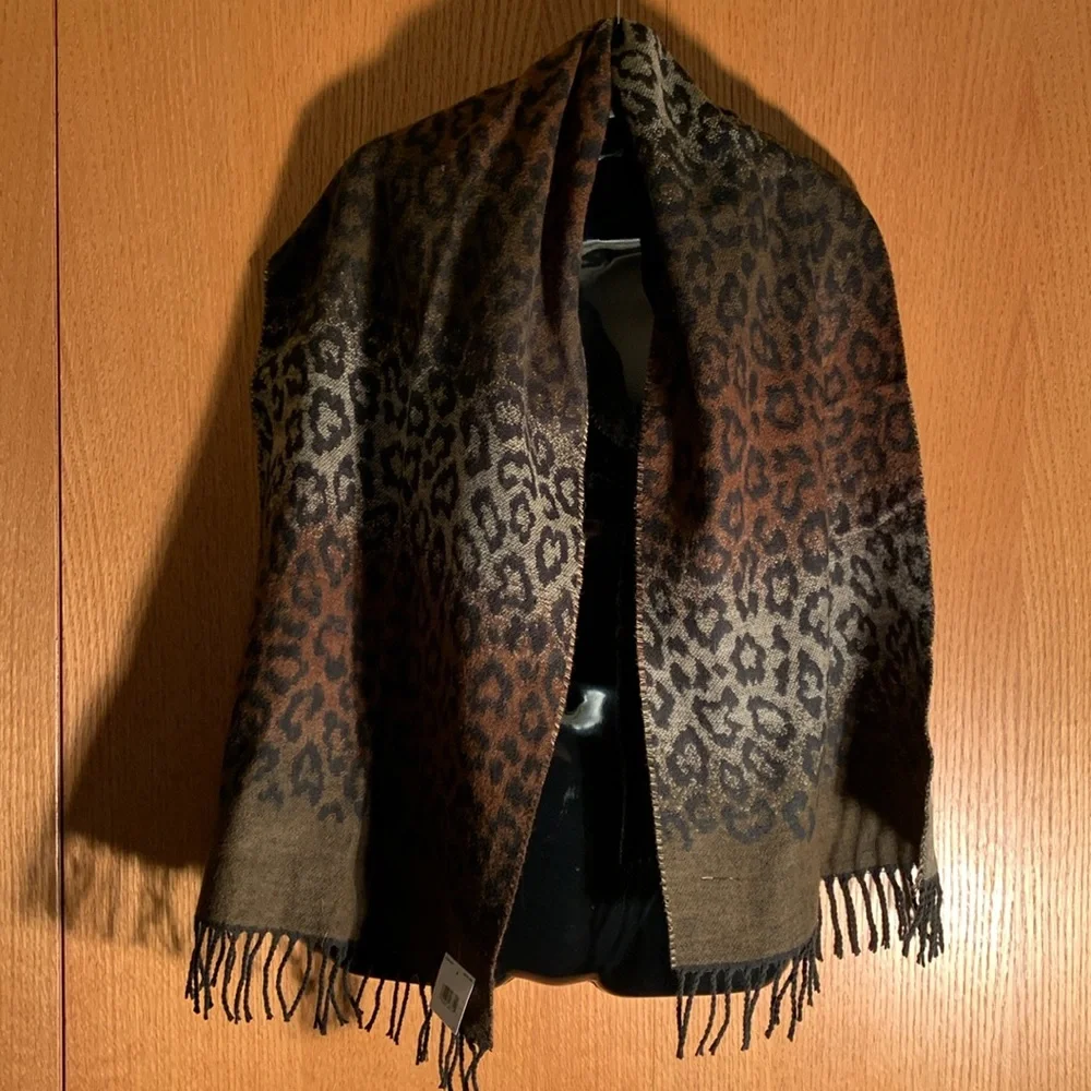 NEW WITH TAGS Liz Claiborne brown black acrylic leopard print fringe scarf SOFT